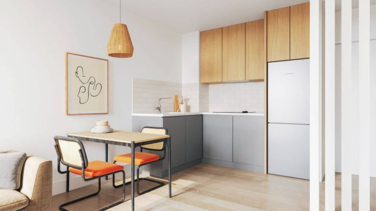 סאנטו אובדיו – גאיה מטבח מודרני עם פינת אוכל קטנה, ארונות עץ ומקרר לבן.