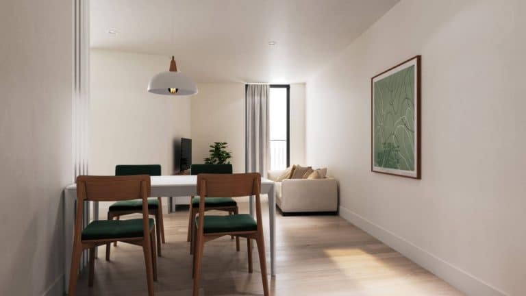 סאנטו אובדיו – גאיה חלל מגורים ופינת אוכל מודרנית עם שולחן לבן, כיסאות עץ ירוקים וספה בהירה.
